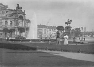 Dresden. Theaterplatz : Dresden-Altstadt. Theaterplatz. Blick von der Anlage vor der Gemäldegalerie gegen Opernhaus, Hotel Bellevue und Reiterstandbild König Johann