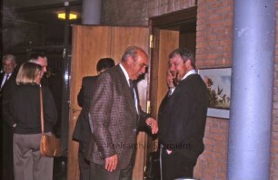 Ausstellungseröffnung "Radierungen, Zeichnungen" von Jürgen Grenzemann im Foyer des Kreistagssitzungssaals: Gäste im Gespräch