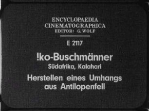 !ko-Buschmänner (Südafrika, Kalahari) - Herstellen eines Umhangs aus Antilopenfell