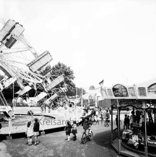 Schützen- und Volksfest: Veranstalter Heimatring und Ahrensburger Schützengilde: Volksfestplatz an der Stormarnstraße: Karusselle und Jahrmarktstände: Besucher, 23. Juni 1968