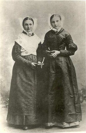 Konfirmandinnen aus der Bautzener Gegend : Kleidung - Truhentracht. Ort: Jenkecy / Jenkwitz, Kubšicy / Kubschütz. Evangelische Konfirmandin aus Jenkwitz (Parochie Bautzen) und aus Kubschütz (Parochie Purschwitz).