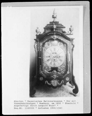 Uhr mit Vasenbekrönungen