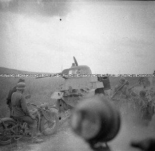 Geschütz und deutsche Soldaten auf einer Landstraße