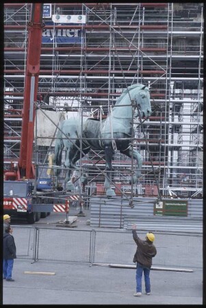 Abbau der Quadriga vom Brandenburger Tor, Pferd an Kran hängend vor eingerüsteten Brandenburger Tor