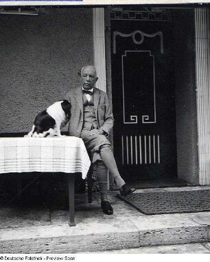 Portraitserie Richard Strauss : Richard Strauss neben der Gartentür seines Wohnhauses in Garmisch-Partenkirchen sitzend, 1931