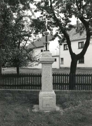 Kruzifix : Kruzifix. Granit, Eisen, z. T. vergoldet (1861). Panschwitz-Kuckau-Säuritz, Dorfstraße (vor Nummer 9)