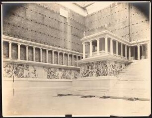 Pergamon-, Deutsches und Vorderasiatisches Museum auf der Museumsinsel, Berlin: Ansicht Pergamonaltar