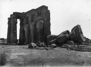 Tempelruine : Ruine eines Tempels mit Statuen, Säulen und eingetürzten Gebäudeteilen, errichtet zu Ehren Ramses II. bei Luxor.