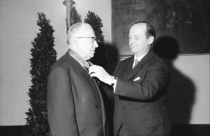 Freiburg: Kaufhaussaal; Großes Bundesverdienstkreuz für Colmars Oberbürgermeister Joseph Rey; Ministerpräsident Dr. Hans Filbinger überreicht Großes Bundesverdienstkreuz und beglückwünscht Oberbürgermeister Joseph Rey
