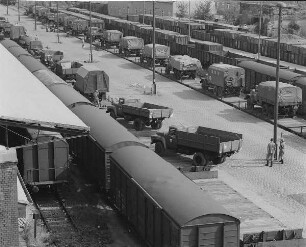Verladung von Militärtechnik der 1. Gardepanzerarmee im Güterbahnhof Dresden-Neustadt. Flachwagenzug mit Lastkraftwagen : Dresden-Neustadt. Verladung von Militärtechnik der 1. Gardepanzerarmee im Güterbahnhof Dresden-Neustadt. Flachwagenzug mit Lastkraftwagen