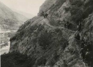 Pfad und Bahnbrücke oberhalb Alausi