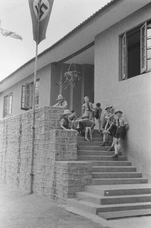 Erntedankfest : Schüler der deutschen Schule von Lushoto vor der Schule zum Erntedankfest.