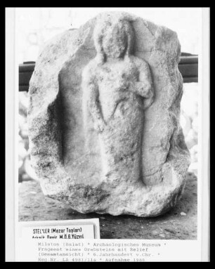 Stele mit Darstellung einer Kore
