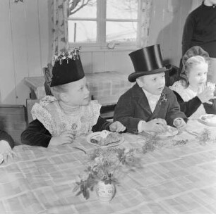Vogelhochzeit im Ostroer Kindergarten : Ptači kwas we Wotrowskej pěstowarni : Ostro / Wotrow
