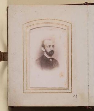 Albumseite mit Männerporträt : Familienalbum in lutherischer Familientradition. Ledereinband, goldgeprägt mit Metall-Leder-Schließe, Goldschnitt; 14,5 x 11,5 x 3 cm (um 1890/1900): Dresden: SLUB/DF 2017.A.351