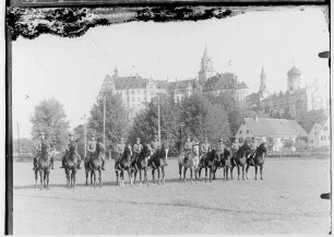 Erntedankfest in Sigmaringen 1933; Reiter in Stahlhelm-Uniform auf einer Wiese bei Sigmaringen, im Hintergrund Schloß