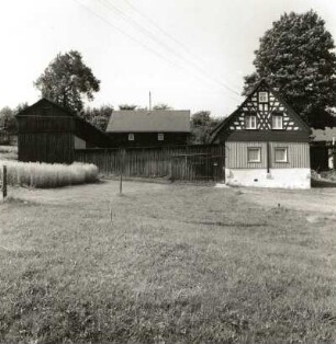 Raun (Kreis Oelsnitz). Dreiseithof, Lohweg 26. Scheune, Seitengebäude, Wohnstallhaus und Hofwand. Straßenfront