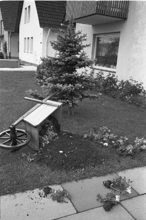 Zerstörung von Blumenschmuck in einem Garten in der Rastatter Straße in Rüppurr.
