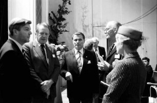 30. Tagung 1980 Chemiker; Eröffnung Festhalle; Gruppen stehend vor den Sitzreihen: H. Maier, H. Engler, Graf Lennart Bernadotte, Frau Steurer im Profil