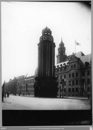 Sängerfest: Festsäule vorm Polizeipräsidium auf den Hohenzollernplatz (jetzt Ludwig-Erhard-Anlage)