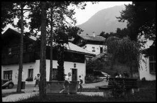 Imst: SOS Kinderdorf, Häuser [mit spielenden Kindern im Vordergrund]