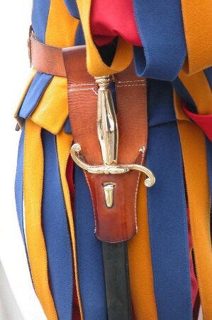 Rom - Schweizer Gardist : Schweizer Gardisten in historischen Uniformen bewachen den Papst und den Vatikanstaat. Aufgenommen im April 2004