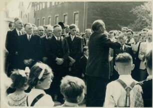 [Schulhausneubau in Brühl]: Ehrengäste