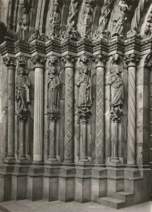 Goldene Pforte : Goldene Pforte. Grillenburger Sandstein (um 1230). Westliches Gewände mit Propheten Daniel, Königin von Saba, König Salomo und Johannes dem Täufer sowie Archivoltenansatz. Freiberg, Dom