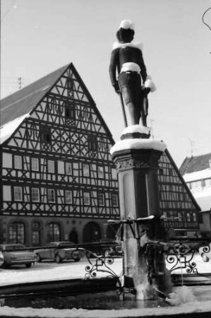 Dornstetten: Brunnen mit Ritterstandbild, von hinten, Hintergrund Fachwerkhaus