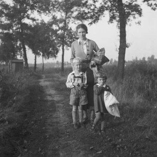 Familienbilder : Portrait einer Frau mit Junge und Mädchen