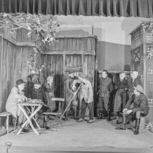 Sorbisches Volkstheater : Schauspieler des Sorbischen Volkstheaters bei der Aufführung eines Theaterstückes