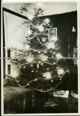 Weihnachtsbaum mit elektrischer Beleuchtung
