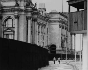 Reichstagsgebäude : Blick über die Staatsgrenze zu Westberlin/Berliner Mauer zum Reichstagsgebäude