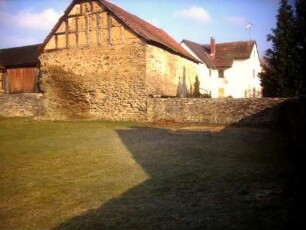 Kraftsolms-Kirchhof im Norden mit Kirchhofmauer im Verlauf-nach Auflassung des Kirchhofes im 18 Jh Wehrgang der Kirchhofmauer mit Steinbrüstung abgetragen