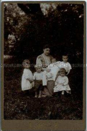 Erzieherin und Kinder im Garten des Kinderheimes Fraureuth