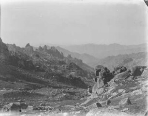 Gebirgszug : Blick über die felsigen Gipfel des Lao Shan Gebirges