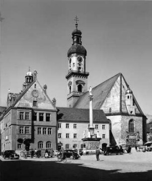 Freising (Kreis Freising). Markt mit Rathaus und Mariensäule sowie Katholischer Stadtpfarrkirche Sankt Georg