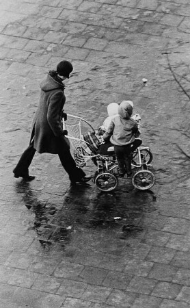 Frau mit Kinderwagen