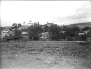 Landschaft mit Kirche und Glockenturm, wahrscheinlich in Estland