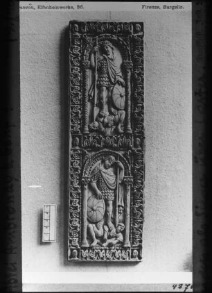 Florenz, Tugenden als Sieger über die Laster, Buckdeckel oder Schreibdiptychon der Ada-Gruppe, Elfenbein (aus Abtei Ambronay bei Genf ?); Museo nazionale del Bargello, Sammlung Carrand ?