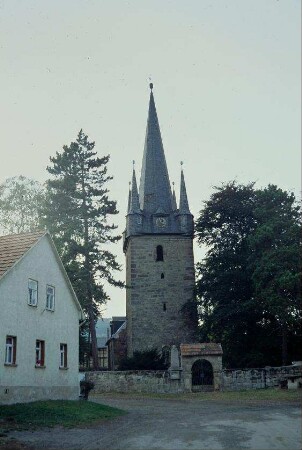 Blick zur Kirche und zum Eingang des Kirchhofs