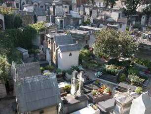 Montmartre-Friedhof, Blick von der Hochstraße auf historische Grabanlagen