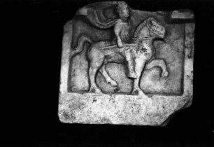 Constanta: Reiterbildnis, Relief