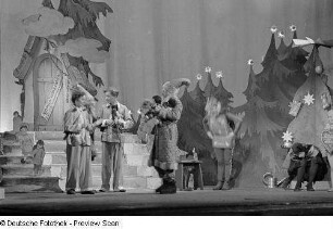 Szene des Theaterstücks "Peterchens Mondfahrt" im Theater der Jungen Welt
