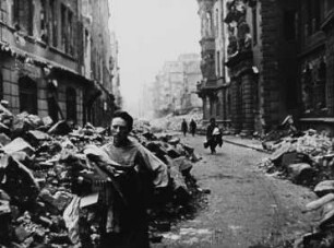 Szene aus dem Amateurfilm "Dresden nach dem 13. Februar": Schloßstraße, rechts das Torhaus des Residenzschlosses