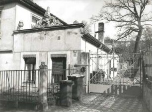 Dresden-Trachenberge, Schützenhofstraße 2. Wohnhaus (18. Jh., M. 19. Jh.). Anbau mit Bekrönung und Tor