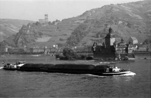 Kaub: Schiffe vor der [Pfalz und Burg Gutenfels]