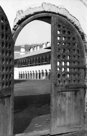 Horez: Durchblick durch Holztor in den Klosterhof