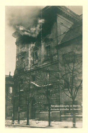 Straßenkämpfe in Berlin. Artillerie-Volltreffer im Marstall.