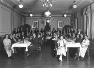 Roßwein, Dresdner Straße. Silberhochzeitsgesellschaft des Ehepaares G. (Inhaber eines Schreibwaren- und Ansichtkartenverlages) im Hotel "Rheinischer Hof", Speiseraum mit Portraits von Nationalsozialisten